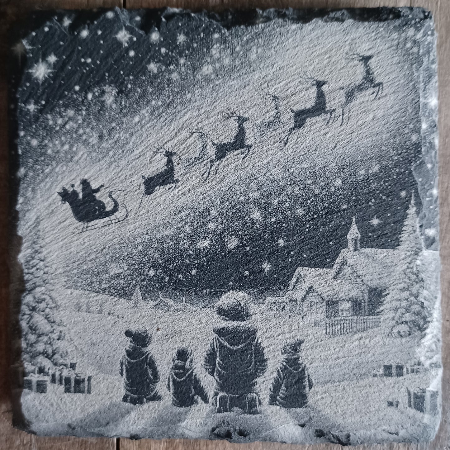 Sous-verre ardoise Enfants devant le traineau du père noël