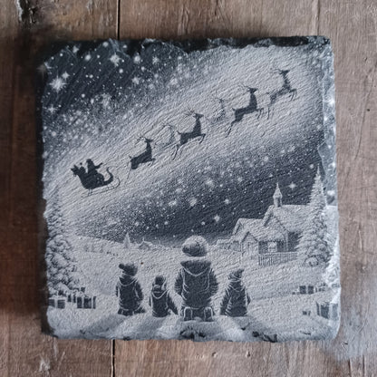 Sous-verre ardoise Enfants devant le traineau du père noël